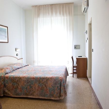 Hotel Latini Ріміні Екстер'єр фото