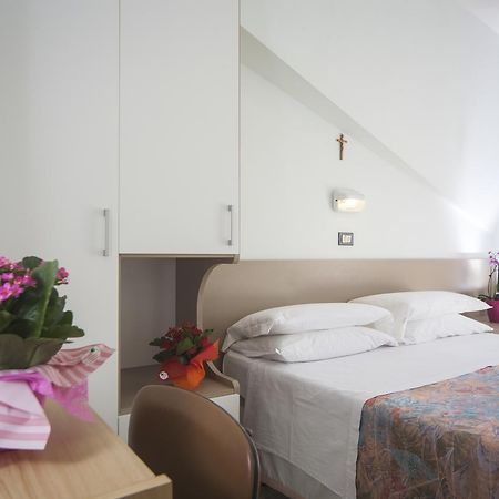 Hotel Latini Ріміні Екстер'єр фото
