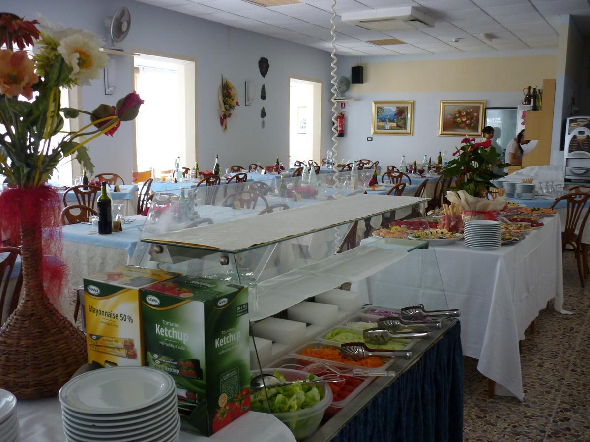 Hotel Latini Ріміні Екстер'єр фото