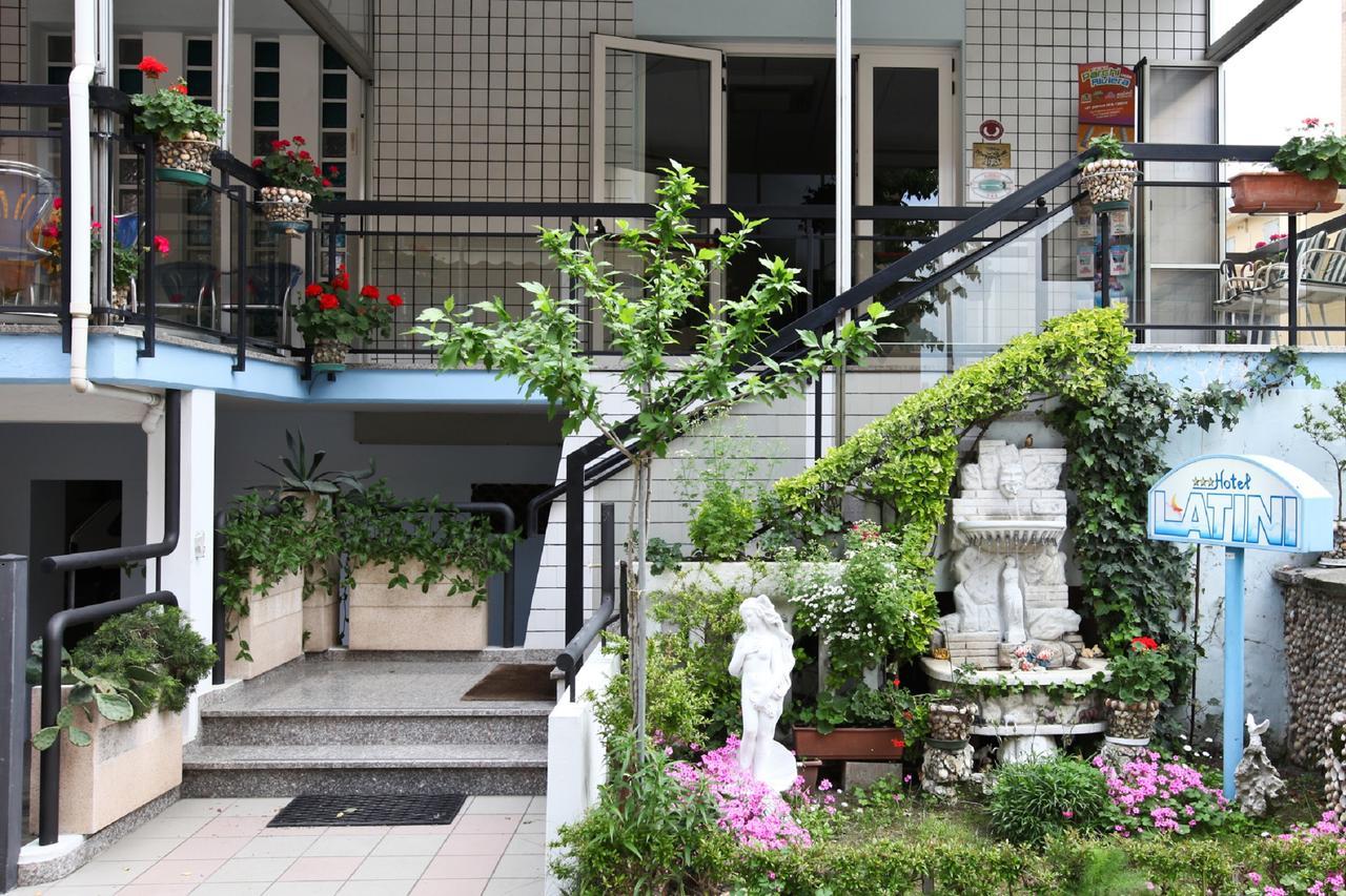 Hotel Latini Ріміні Екстер'єр фото