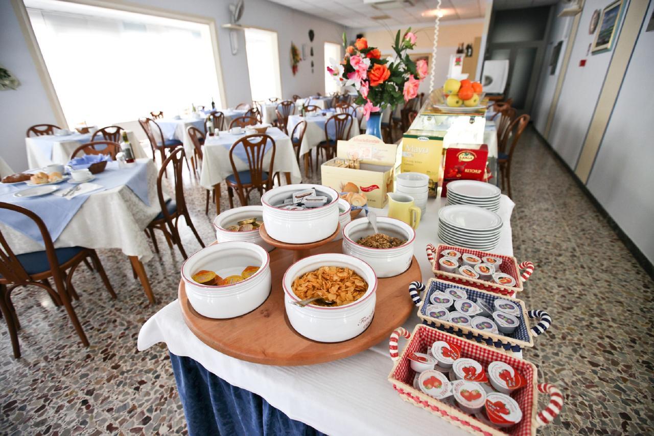 Hotel Latini Ріміні Екстер'єр фото