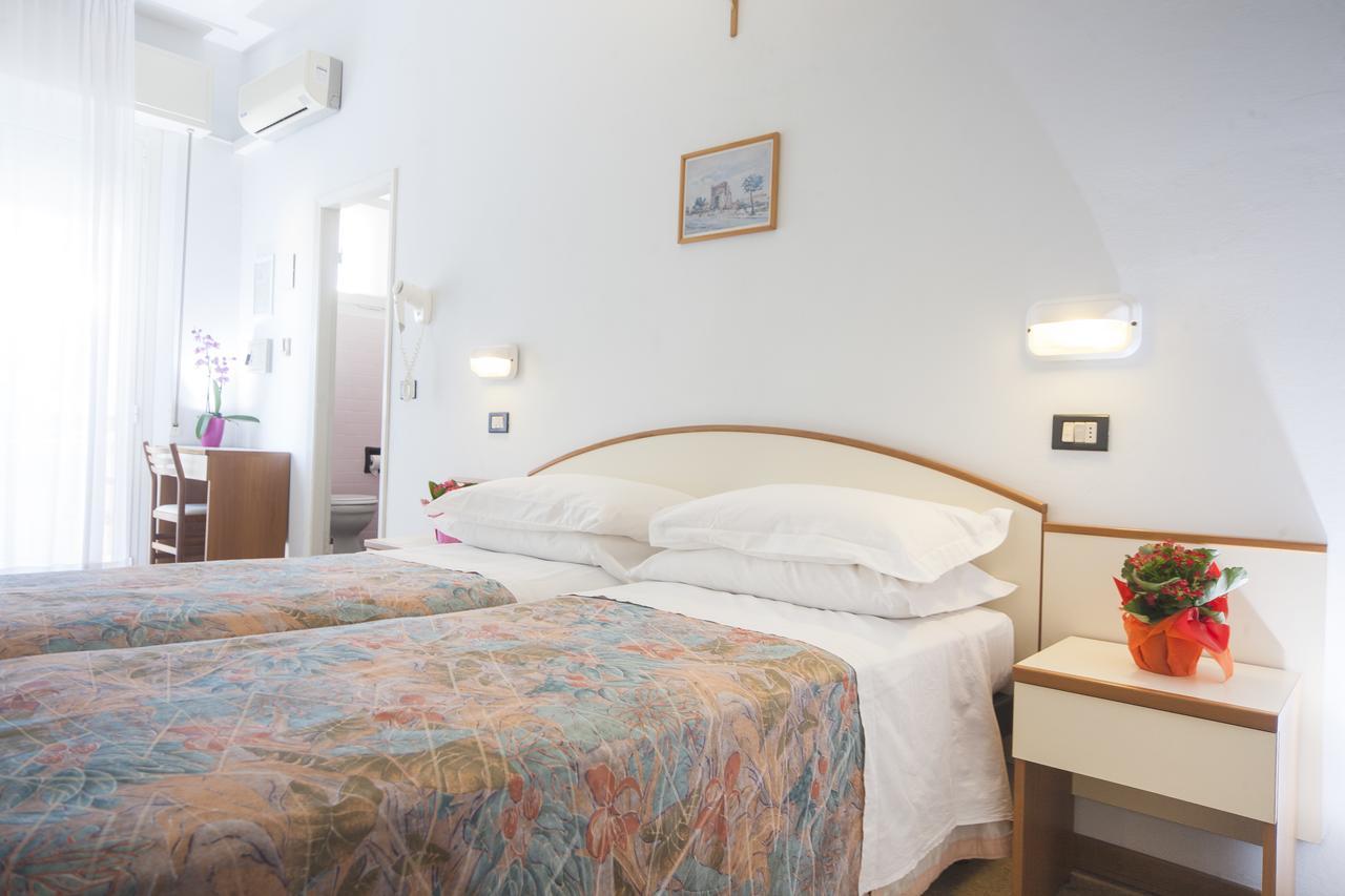 Hotel Latini Ріміні Екстер'єр фото