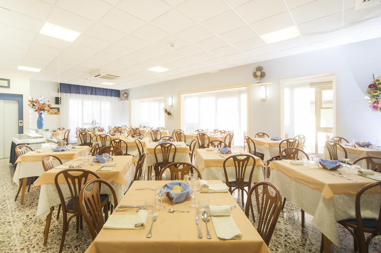 Hotel Latini Ріміні Екстер'єр фото