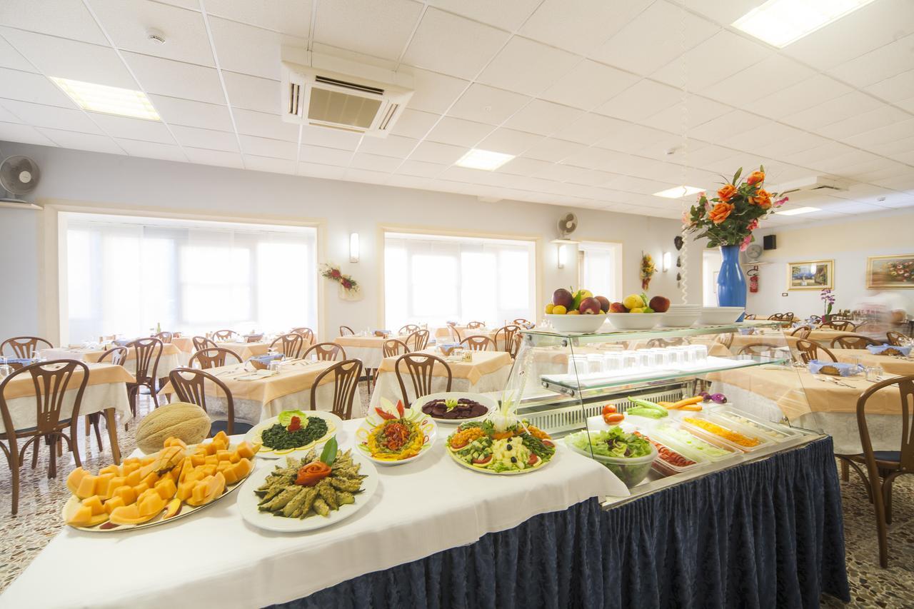 Hotel Latini Ріміні Екстер'єр фото