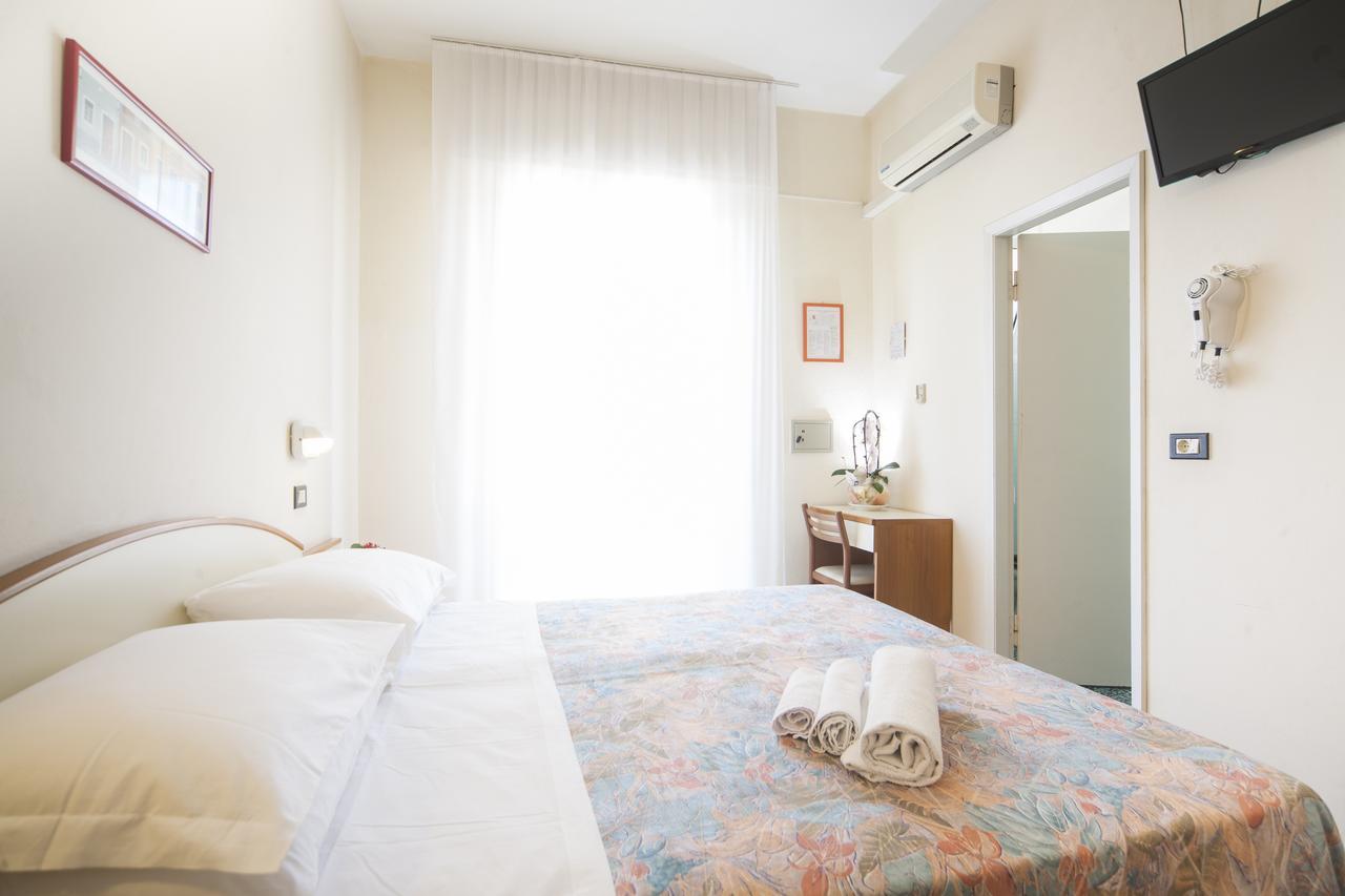 Hotel Latini Ріміні Екстер'єр фото