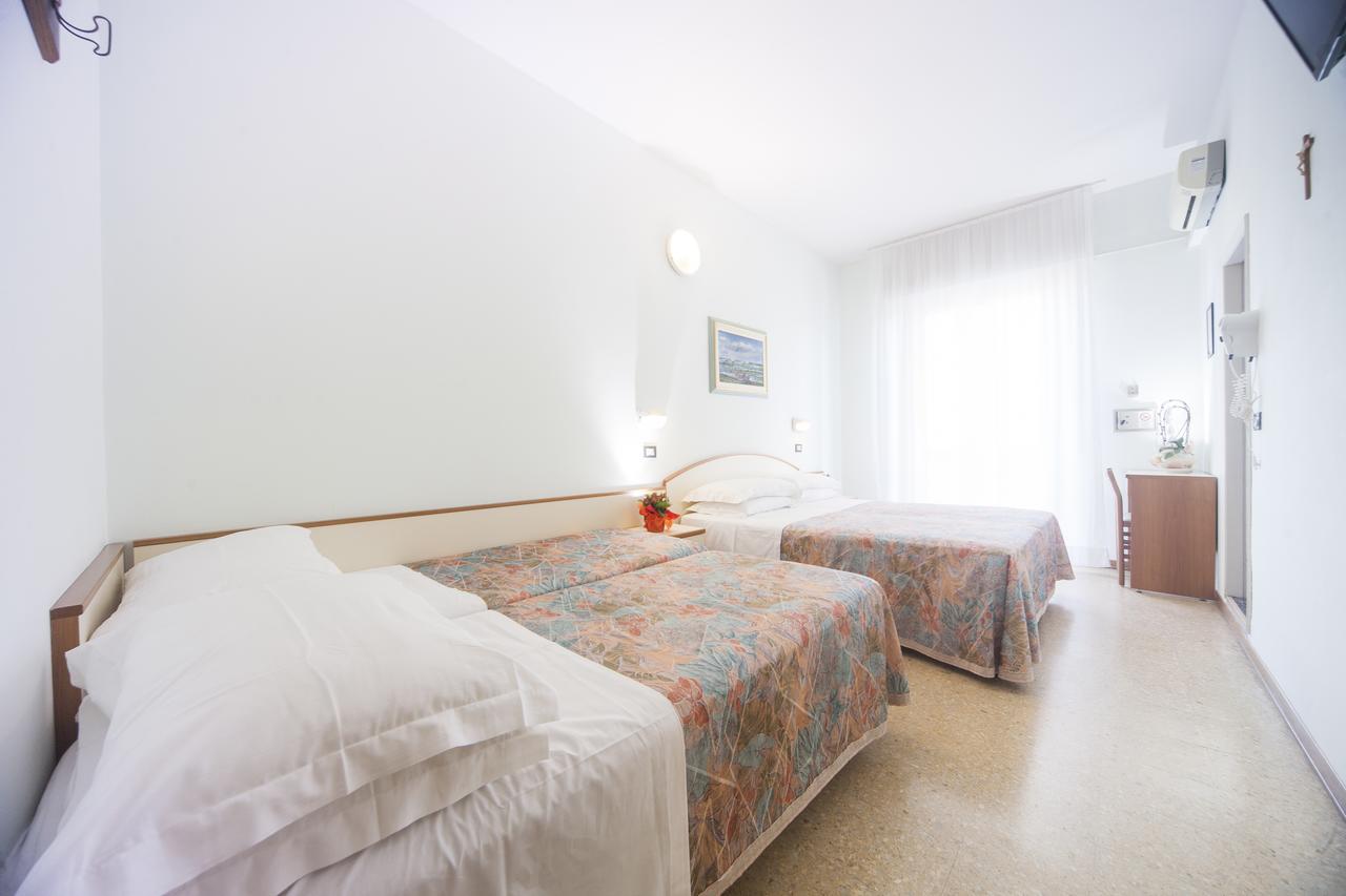 Hotel Latini Ріміні Екстер'єр фото