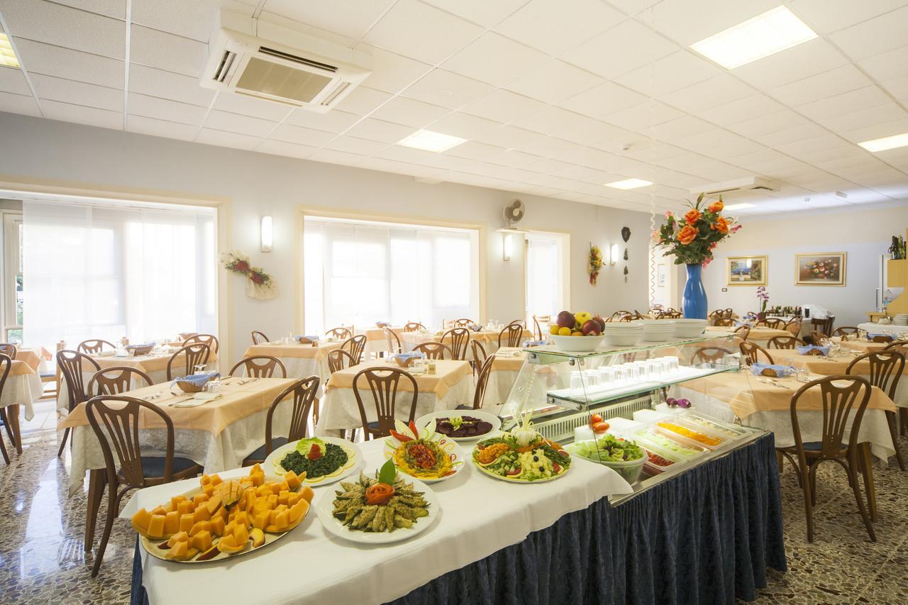Hotel Latini Ріміні Екстер'єр фото