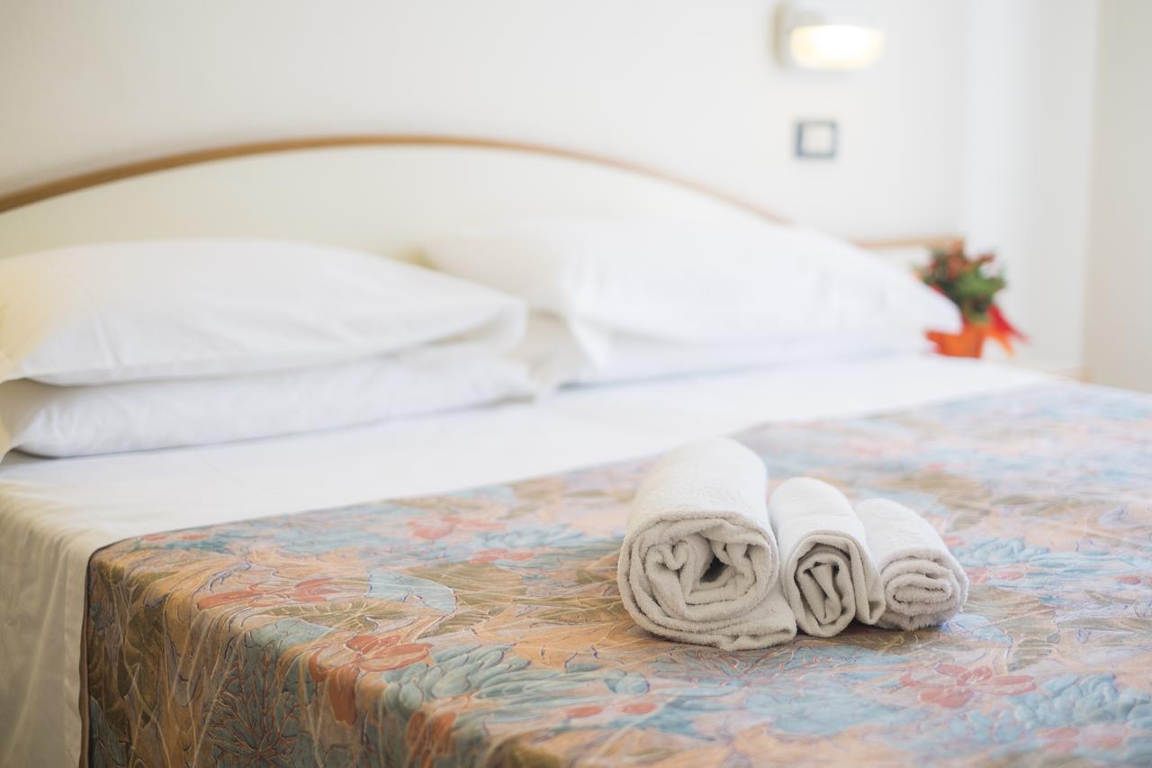 Hotel Latini Ріміні Екстер'єр фото