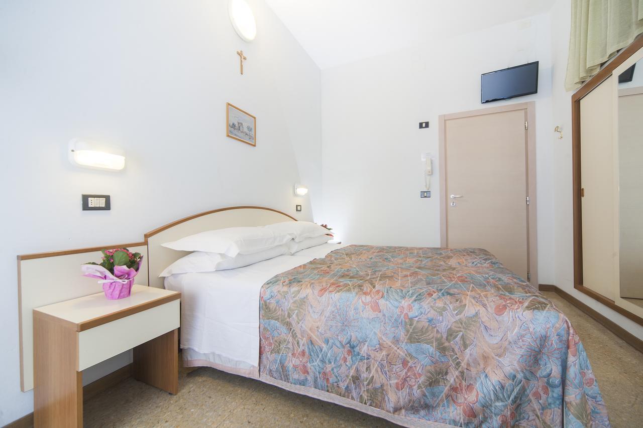 Hotel Latini Ріміні Екстер'єр фото